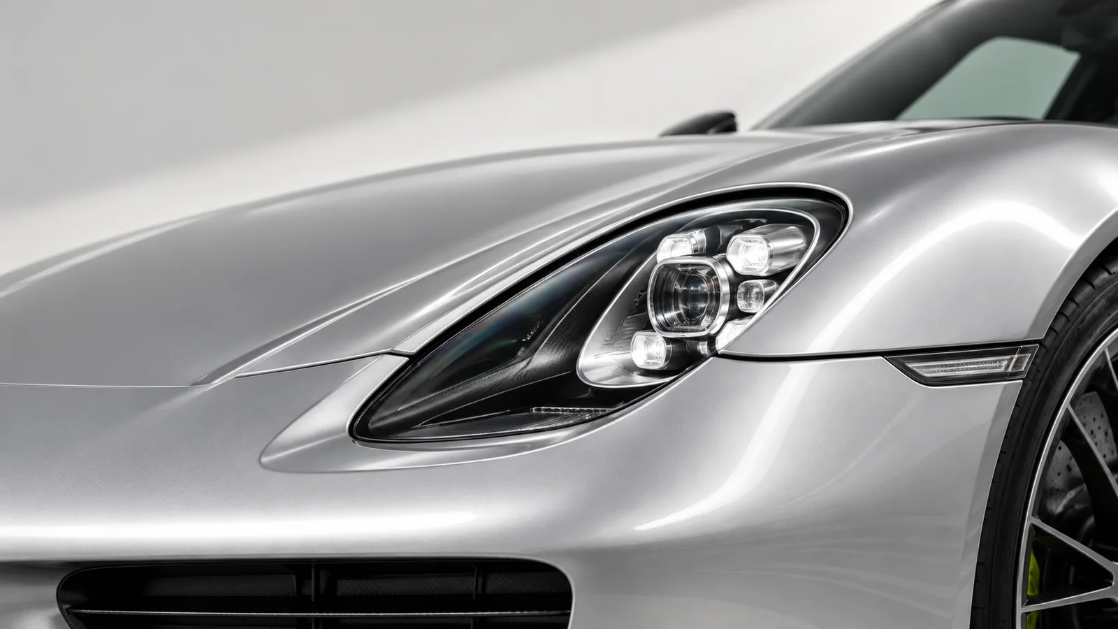 A close view of the 918 Spyder’s curved headlight and precisely sculpted silver front wing.